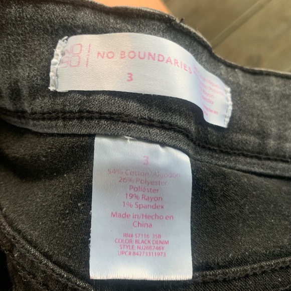 No boundaries Jean shorts - Picture 3 of 3